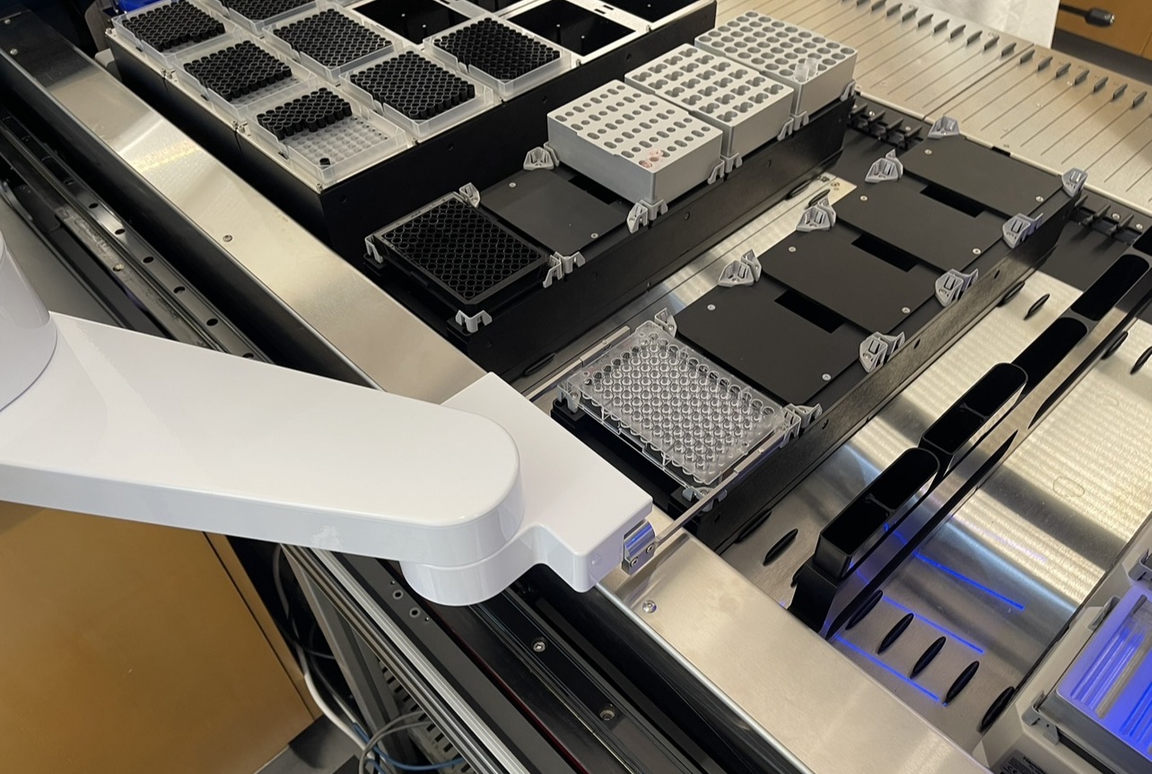 Robotic arm moving a plate at Sanofi